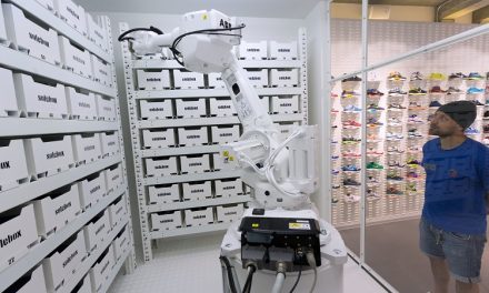 Robot industrial en una tienda de calzado