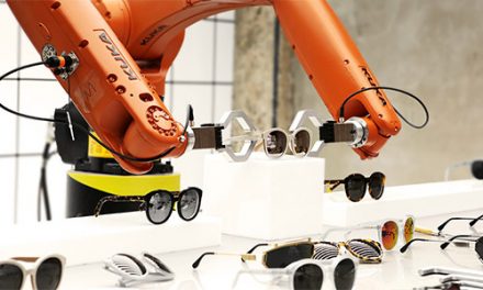 KR AGILUS de KUKA: dos robots presentan gafas de sol.