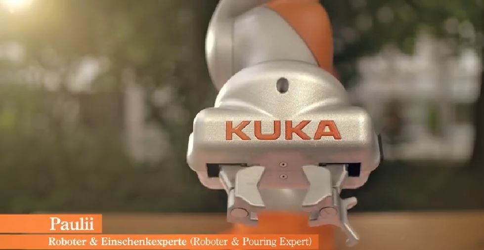 Robot KUKA LBR iiwa denominado Paulii para el anuncio de cerveza.