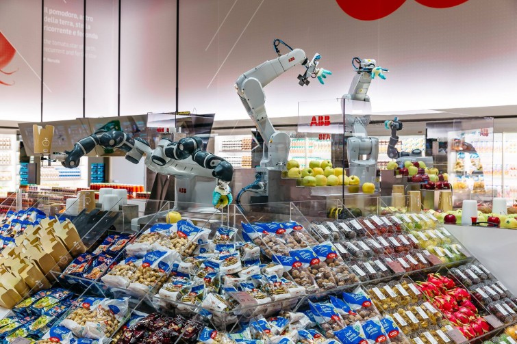 Exposición Robótica ABB con robots sirviendo alimentos