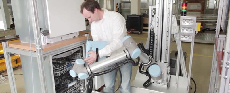 Cobot test lavavajillas de Universal Robots.