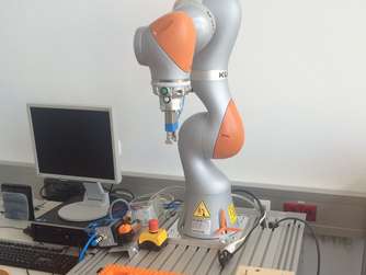 Montaje de robot kuka en la Universidad para aprendizaje de estudiantes.