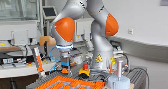 Robots KUKA enseñan a estudiantes en Rosenheim.
