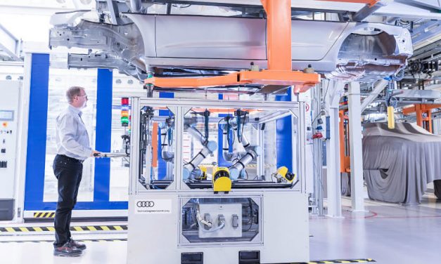 Cobots en industria automóvil ayudando en la producción.