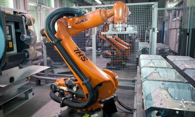 Robots para cargas elevadas rectifican y pulen aluminio.