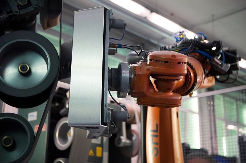 Robots para cargas elevadas Kuka rectifican y pulen carcasas de aluminio