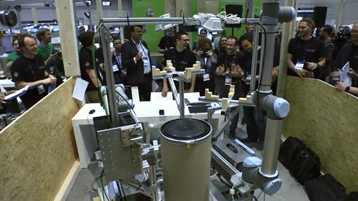 Cobots en BAYER trabajando sin barreras de seguridad.