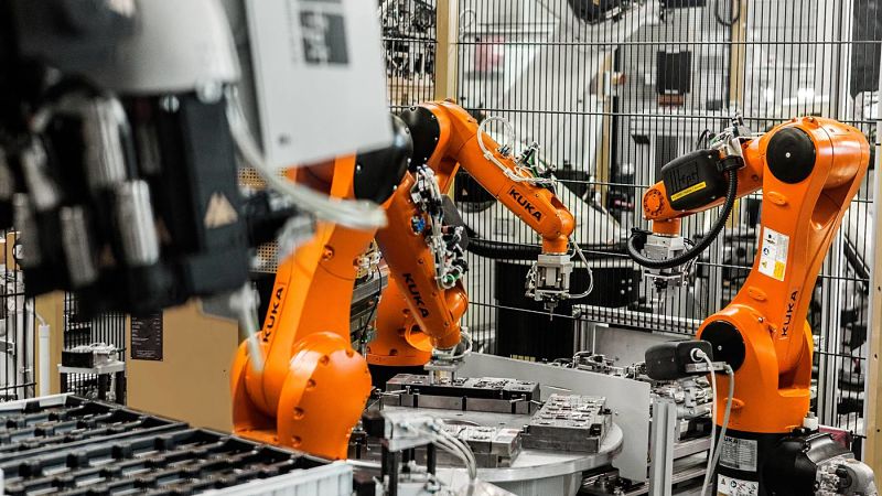 KUKA en microelectrónica trabajando al milímetro