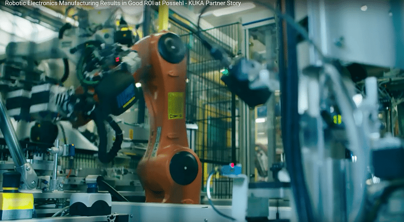 Robots Kuka en microelectrónica colocando piezas en la máquina.
