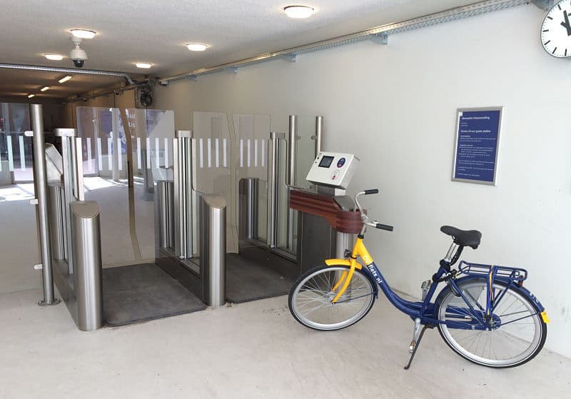 Puertas de vidrio en el nuevo sistema de aparcamiento para bicicletas.