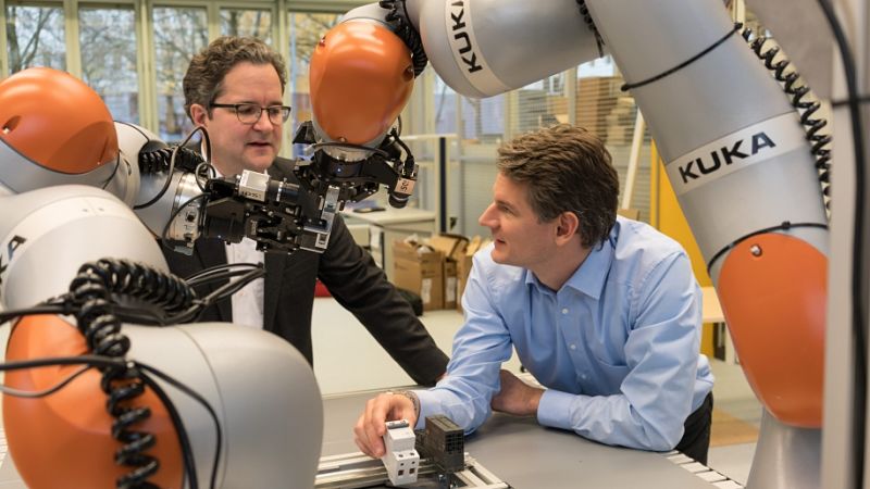 Siemens desarrolla robots que deciden qué montar y mover en cada momento.