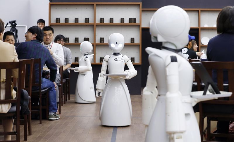 Robots en una cafetería que dan servicio a los clientes
