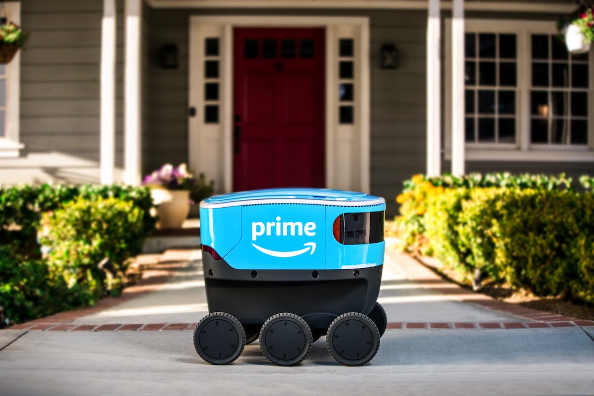 Robot mensajero autónomo de amazon entrega de paquetes.