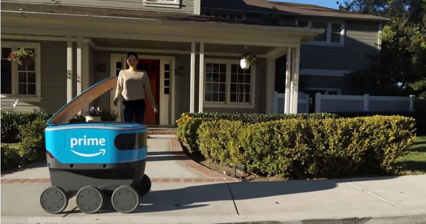 Robot mensajero autónomo entregando el paquete al cliente.