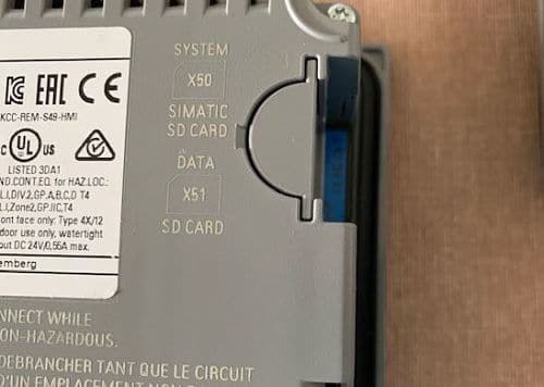 Tarjeta SD insertada en el panel operador Siemens