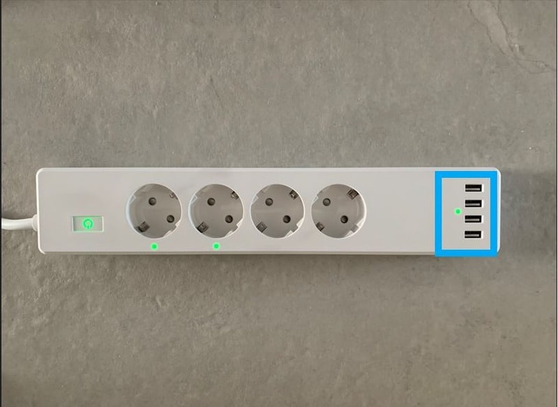 Regleta Meross con 4 puertos USB que se controlan desde la App Casa